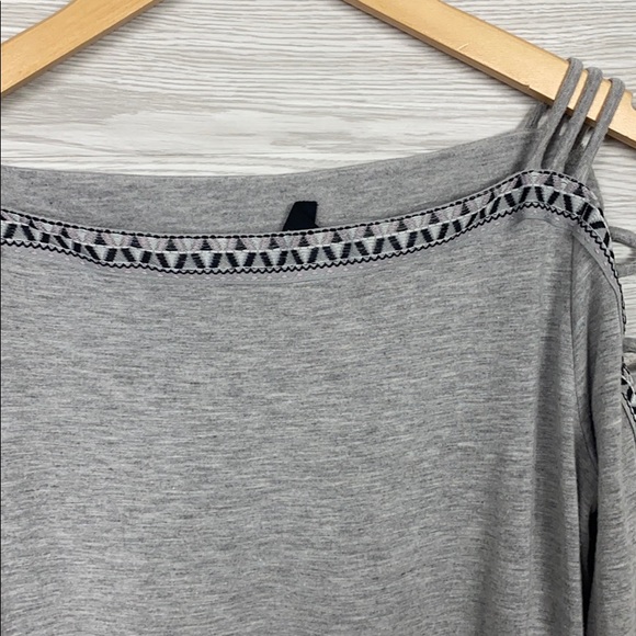 Jessica Simpson Open Sleeve Gray Blouse - Picture 3 of 6